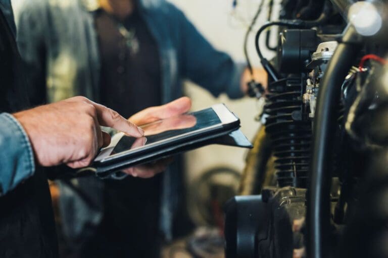 mechanics with tablet